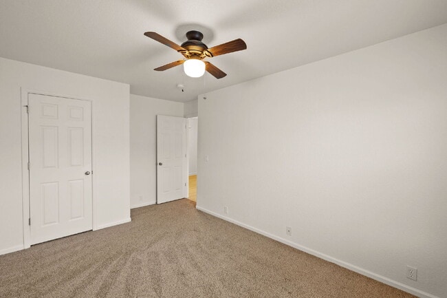 Building Photo - Well maintained pet friendly townhome, close to downtown.