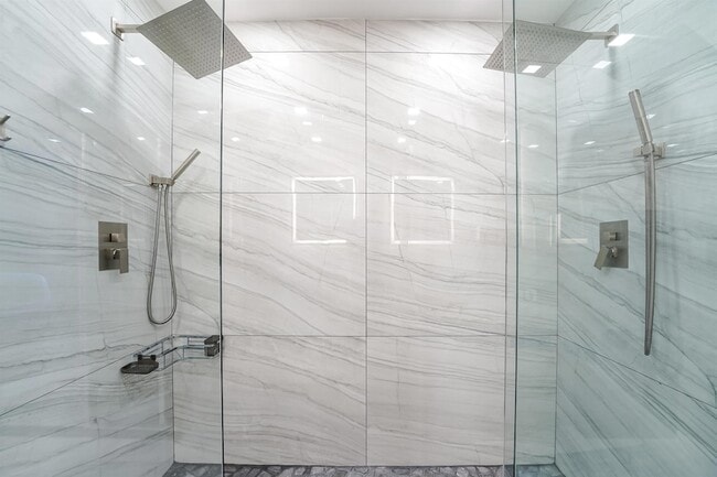 Building Photo - 2531 NE 47th St