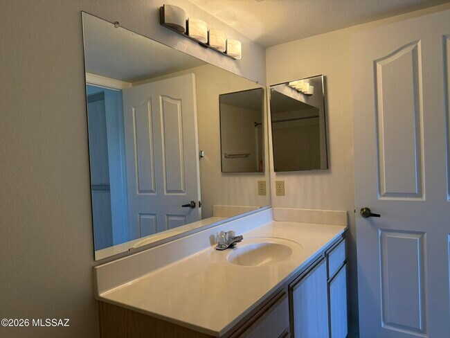 Building Photo - 5751 N Kolb Rd