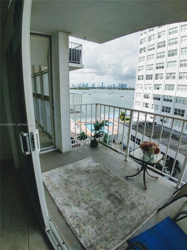 Building Photo - 1228 West Ave