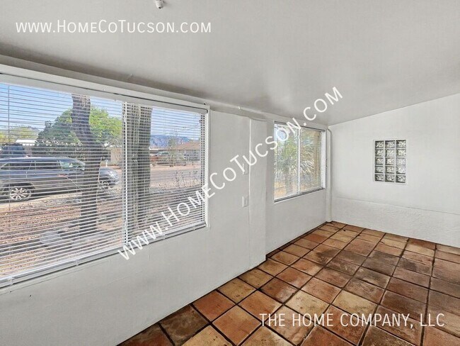 Building Photo - 4564 E Seneca St