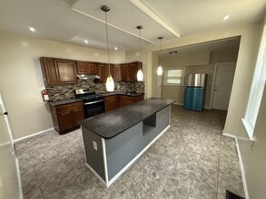 Building Photo - 910 Mechanic St