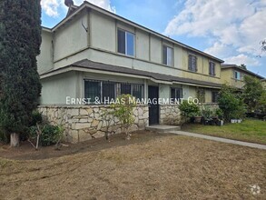 Building Photo - 4 Bedroom 2 Bath Townhome with 2 Car Attac...