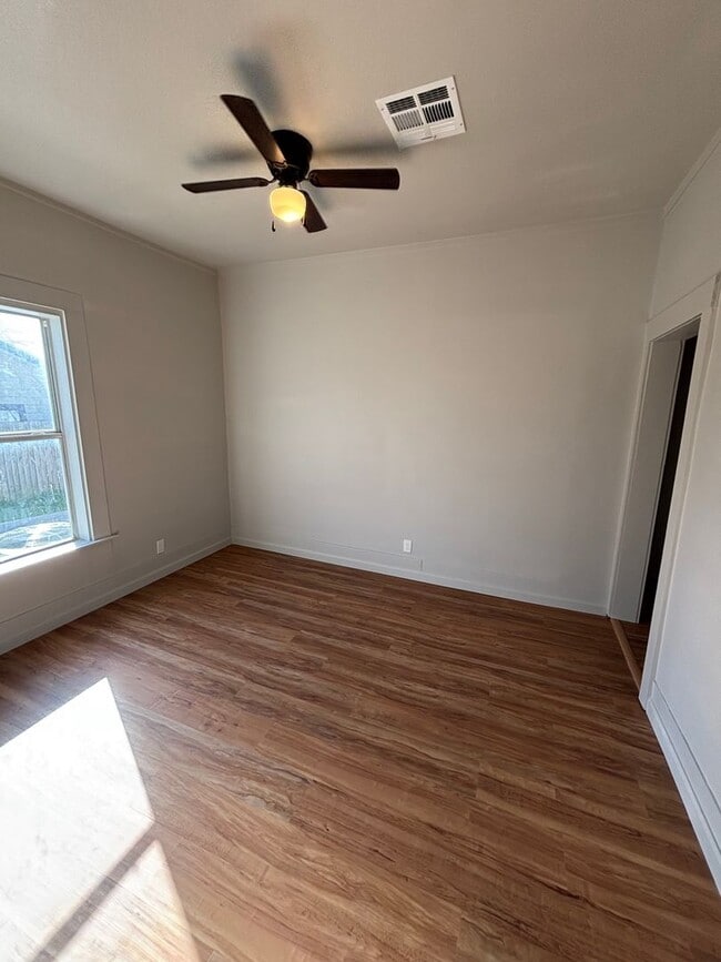 Building Photo - Newly Renovated 2 Bedroom