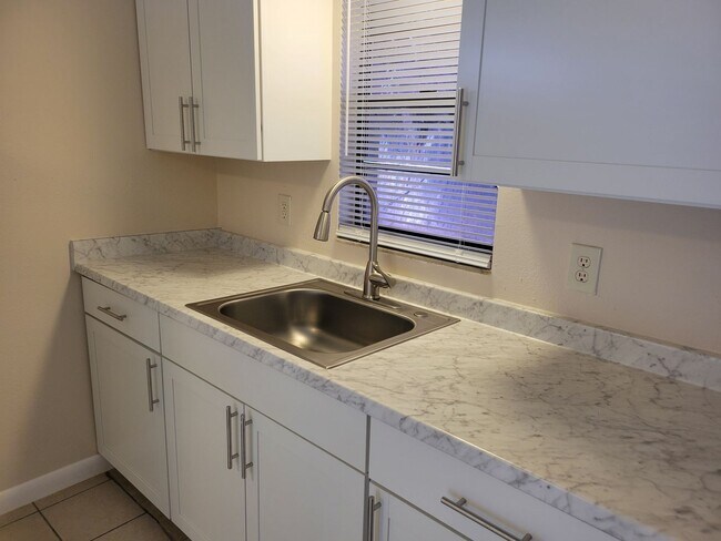 Building Photo - Renovated Two-Bedroom Apartment near Lake Howard