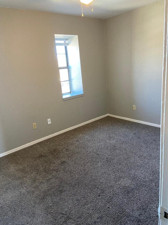 Building Photo - 2125 Beaumont Dr