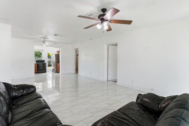 Building Photo - 2748 SW 46th Ct