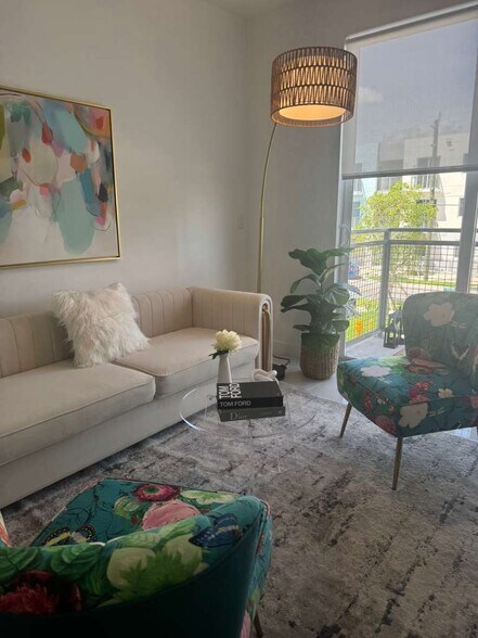 Building Photo - 900 SW 72nd Ave