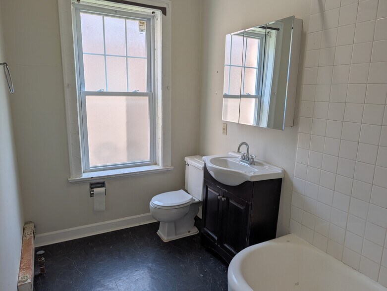 Building Photo - 325 Kedzie St