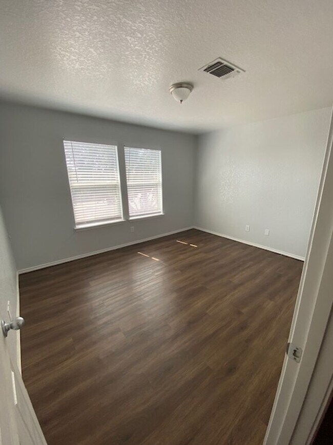 Building Photo - Spacious 3BR/2.5BA Home in San Antonio