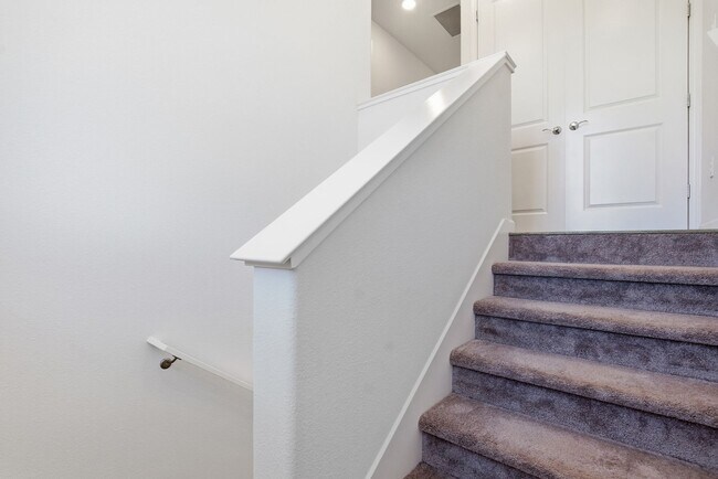 Building Photo - Spacious 3 Bed Townhome with Garage, A/C & Modern Finishes