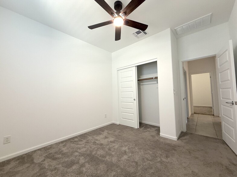 Building Photo - 9449 W Montecito Ave