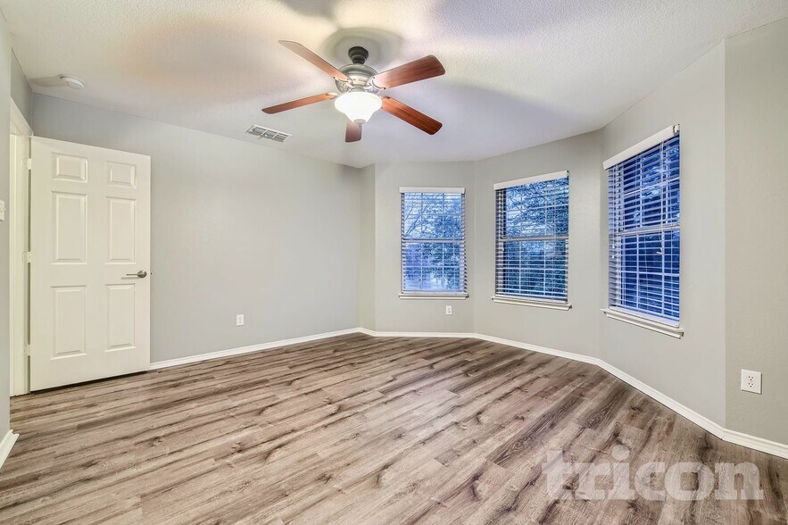 Building Photo - 220 Flatwood Dr