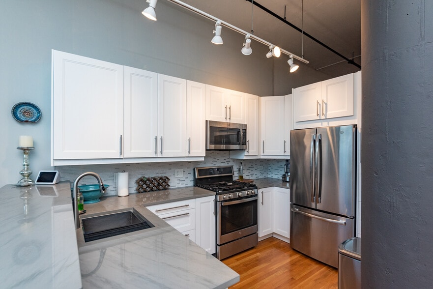 Building Photo - 1224 W Van Buren St