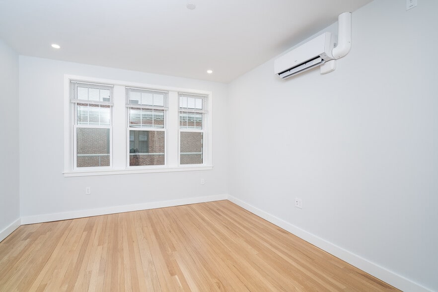 Building Photo - 22 Forest St