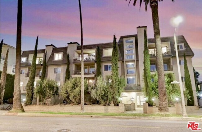 Building Photo - 439 N Doheny Dr