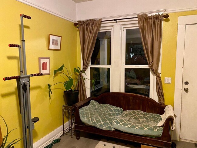 Building Photo - 2 bedroom