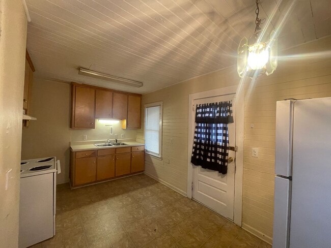 Building Photo - 2 Bed, 1 Bath House