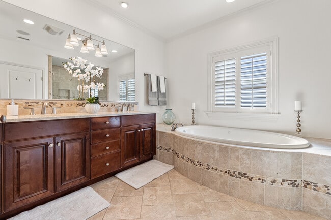 Building Photo - 1077 10th St