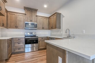 Building Photo - Beautiful 2 Bedroom 2.5 Bathroom Duplex in Great Washougal Location! Beautiful Finishes!