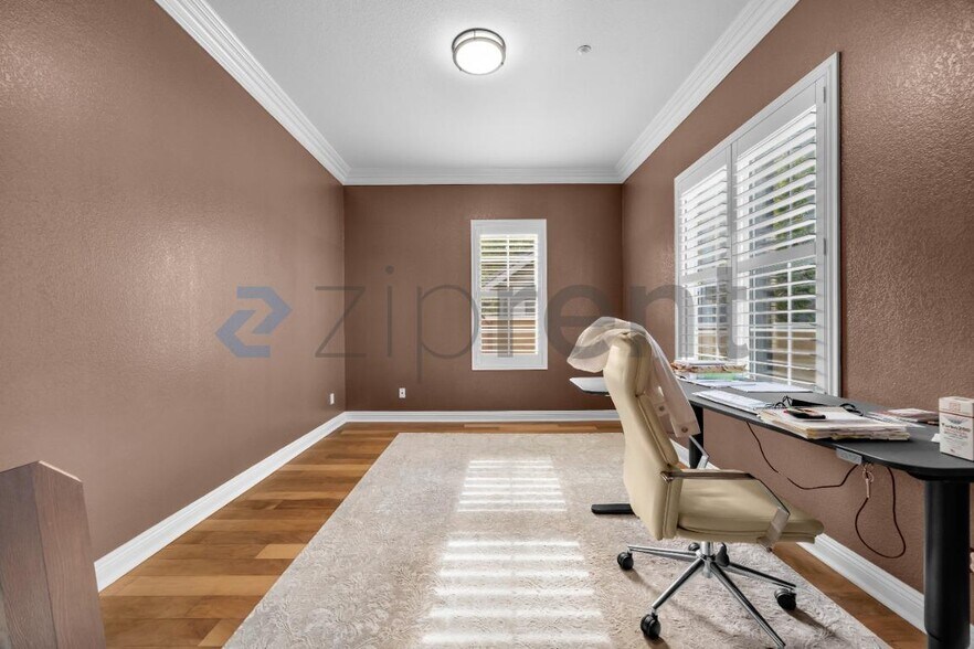 Building Photo - Unit