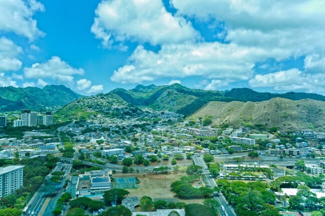 Building Photo - Luxurious Penthouse Living in Downtown Honolulu!