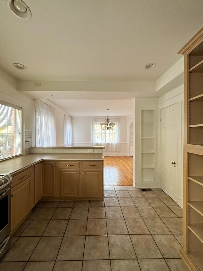 Building Photo - Stunning 4 Bed 4 Bath Haymount Home