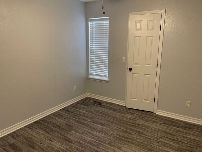 Building Photo - Completely remodeled and ready for move in...