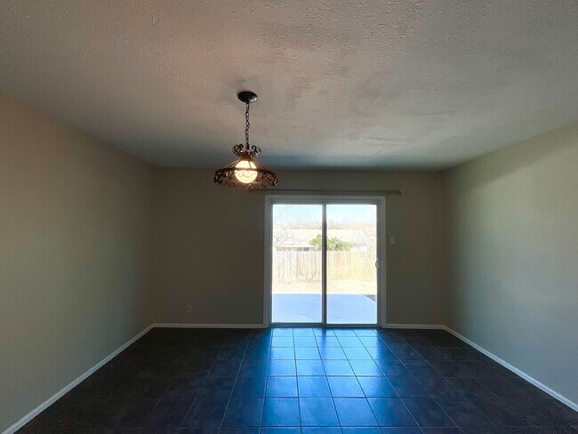 Building Photo - MUST SEE! 2 Bedroom / 1.5 Bath Duplex w/ Garage!