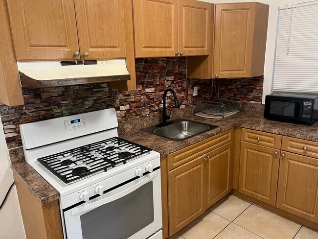 Building Photo - 4250 SW 67th Ave