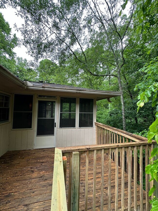 Building Photo - Available now,  3/2 with large unfinished basement, in University Heights