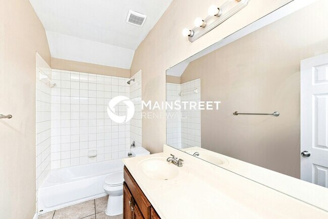 Building Photo - 4 Bedroom Pet-Friendly Home in Dallas, TX with Main Street Renewal