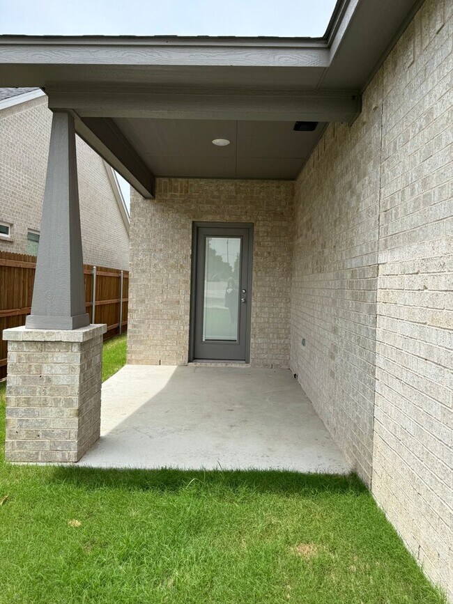 Building Photo - 3/2/2 Open concept and conveniently located for commuters