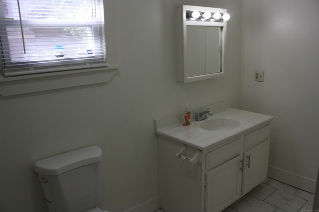 Building Photo - 387 Putnam Pike