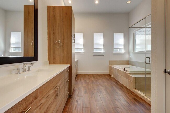 Building Photo - 6133 Seville Dr