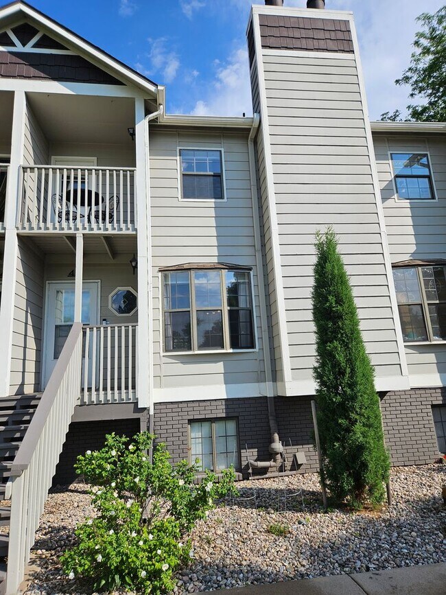 Building Photo - Updated Fort Collins Townhouse with Garage, Private Balcony & Central Location!