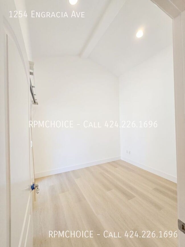 Building Photo - 1254 Engracia Ave