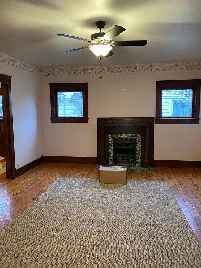 Building Photo - 142 N Main St