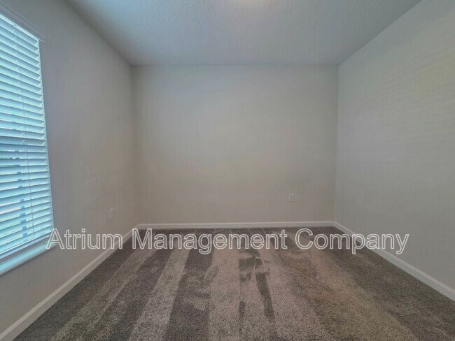 Building Photo - 327 Macarthur St