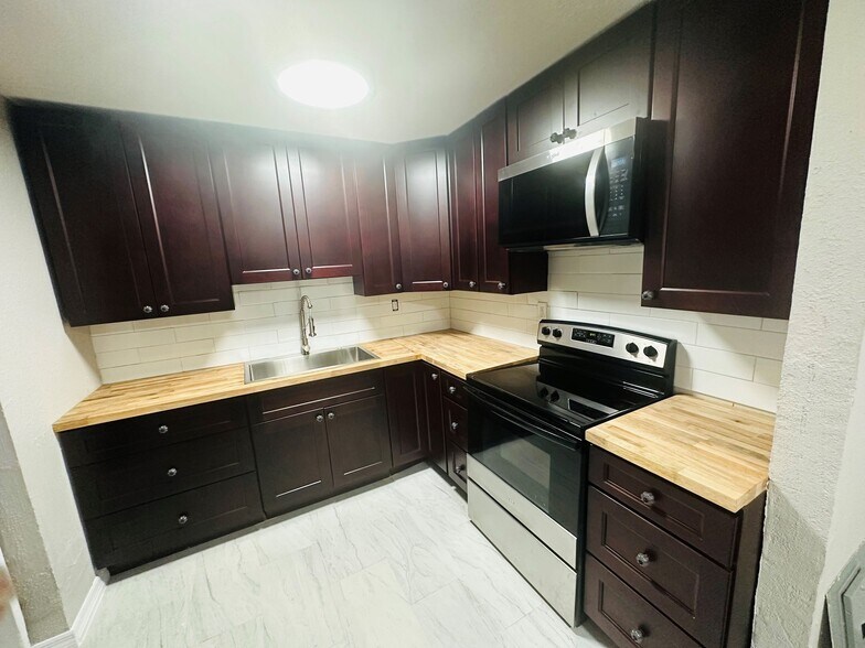 Building Photo - 7047 Ken Knight Dr E