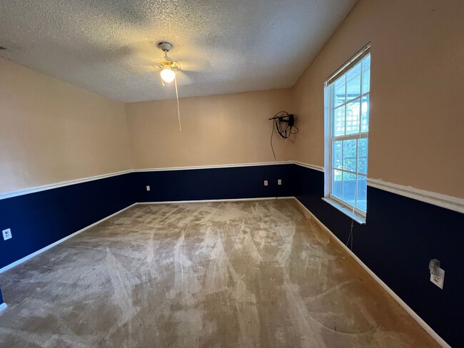 Building Photo - $1,695 ** Annual Lease ** 3 Bedroom / 2 Ba...