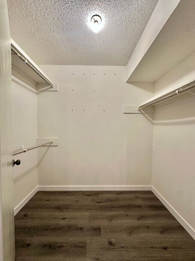 Building Photo - NOW AVAILABLE - 2-Bedroom 2-Bathroom Condo + Clubhouse/Pool/River Access