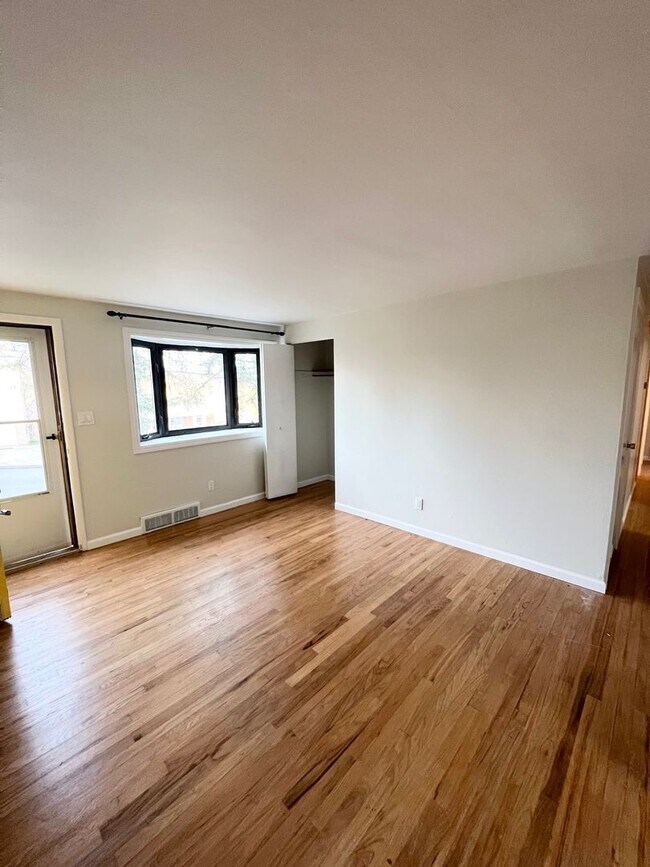 Building Photo - Beautiful 3 Bedroom 1 Bathroom in Penn Hil...