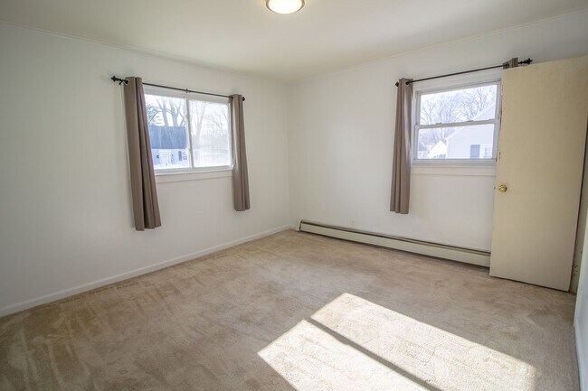 Building Photo - 2 BD 1 BA North Colonie Schools
