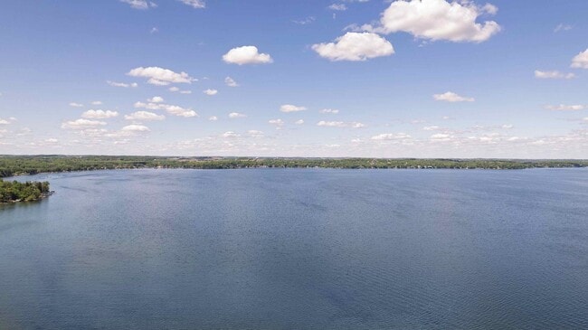 Building Photo - Lake Mendota Dream Home in Desirable Sprin...