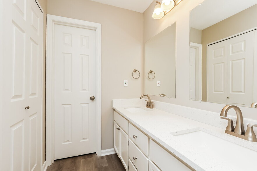 Building Photo - 2730 Riverbend Dr