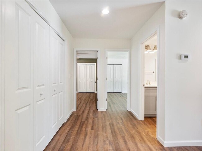 Building Photo - 8079 Beachwood Dr