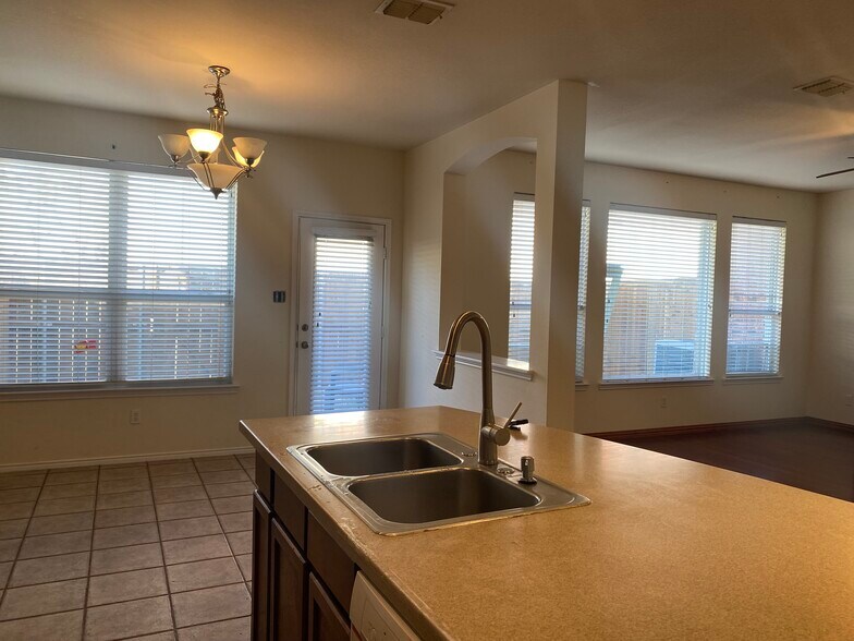 Building Photo - 2504 Kent Dr
