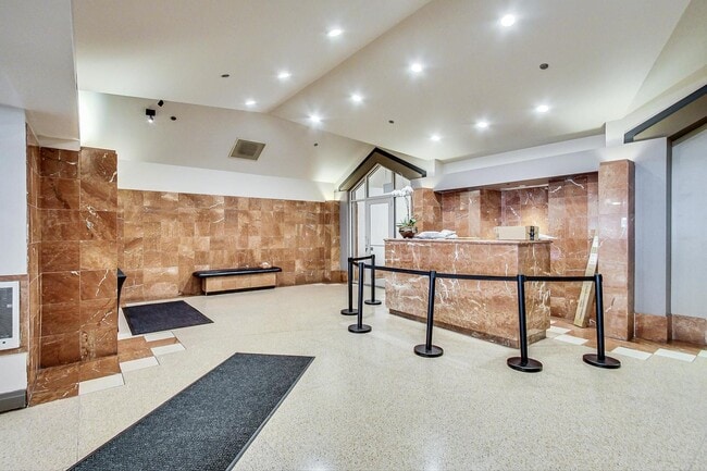 Building Photo - 1212 N La Salle Dr