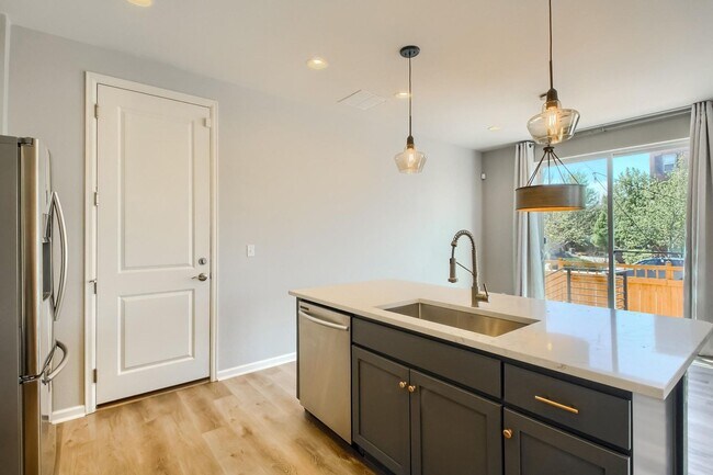 Building Photo - 3 Bed 2.5 Bath End Unit Home with FENCED Y...